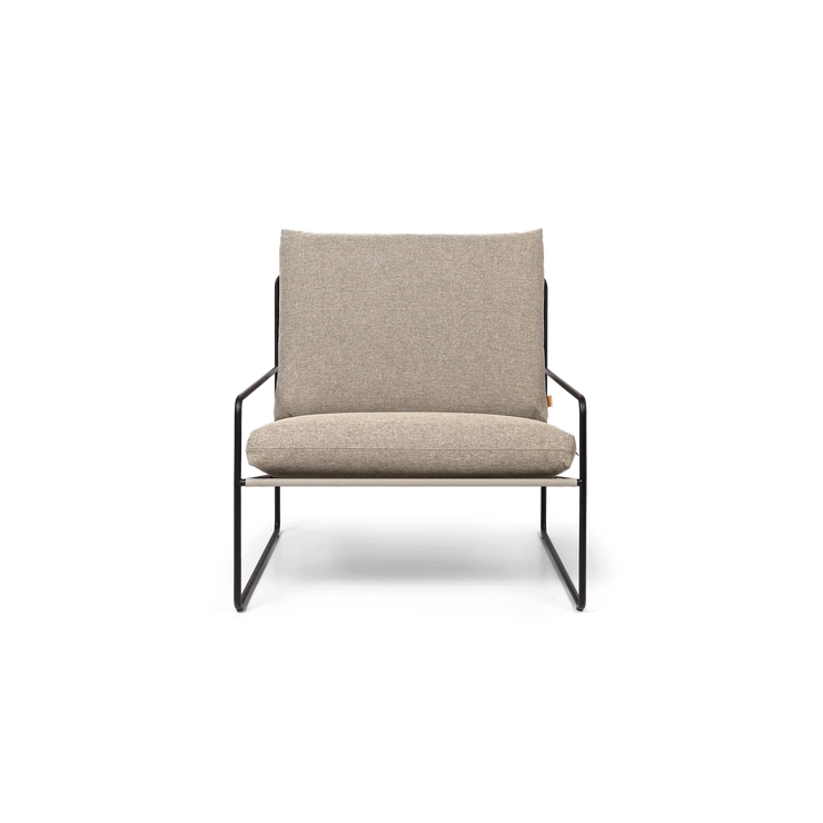 Utestol Desert Dolce Lounge Chair i Dark Sand / gråbeige med svart understell fra Ferm Living.