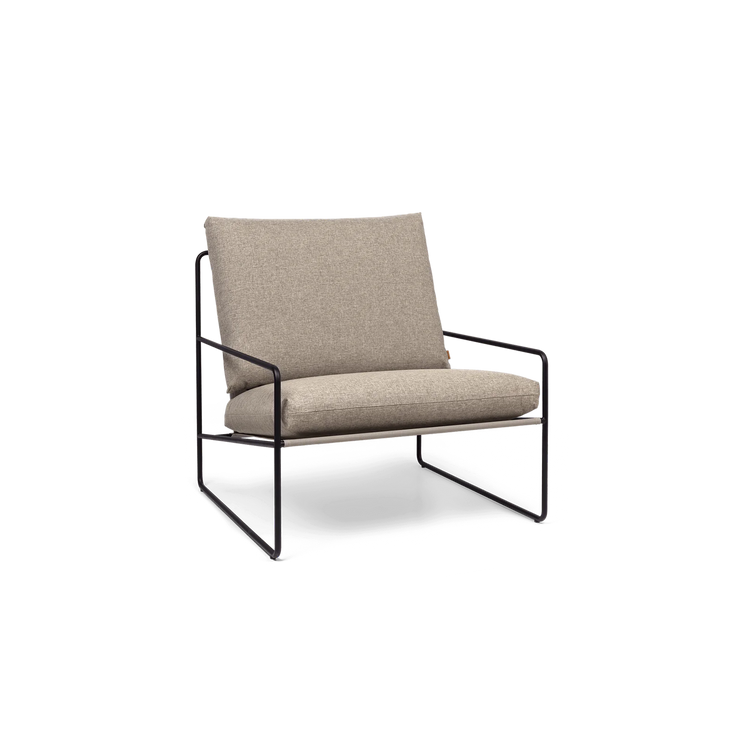 Utestol Desert Dolce Lounge Chair i Dark Sand / gråbeige med svart understell fra Ferm Living.