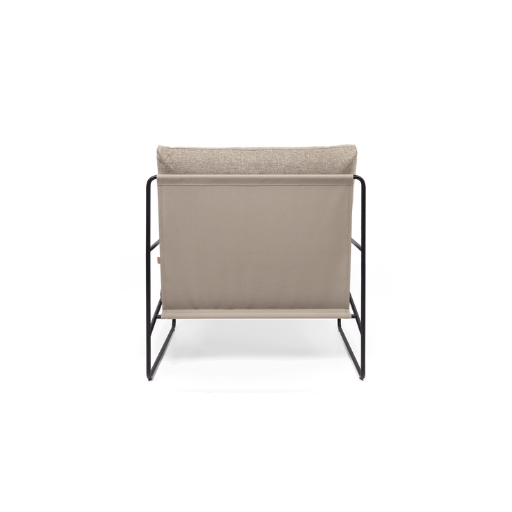 Utestol Desert Dolce Lounge Chair i Dark Sand / gråbeige med svart understell fra Ferm Living.