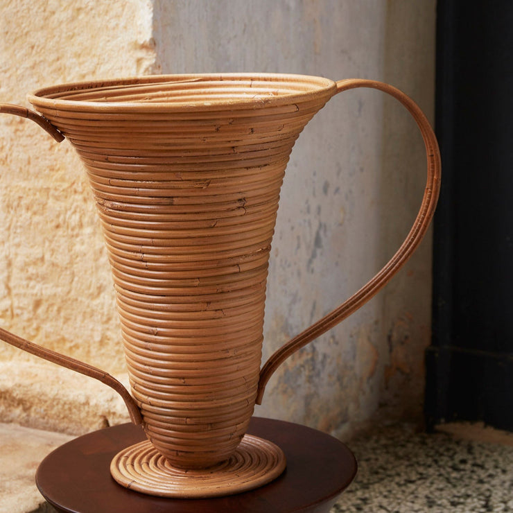 Med sin arketypiske form og kunstferdige overdimensjonerte håndtak, henspeiler rottingvasen Amphora fra Ferm Living til de klassiske amforaene som ble brukt i antikkens Hellas.