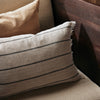 Pute Calm Cushion Rectangular fra Ferm Living gir en følelse av ro til rommet takket være de dempede fargetonene og beroligende linjene. Pute i farge Camel/Black