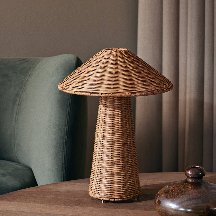 Bordlampen Dou fra Ferm Living er håndflettet av naturlig rotting. Lampen er en del av Dou-serien som feirer den vakre kontrasten mellom geometriske former og de organiske, teksturkvalitetene til materialet.