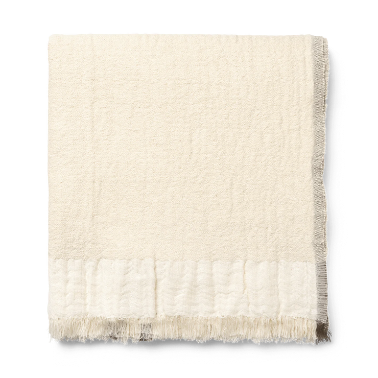 Pleddet Weaver Throw fra Ferm Living i fargen Off-white.