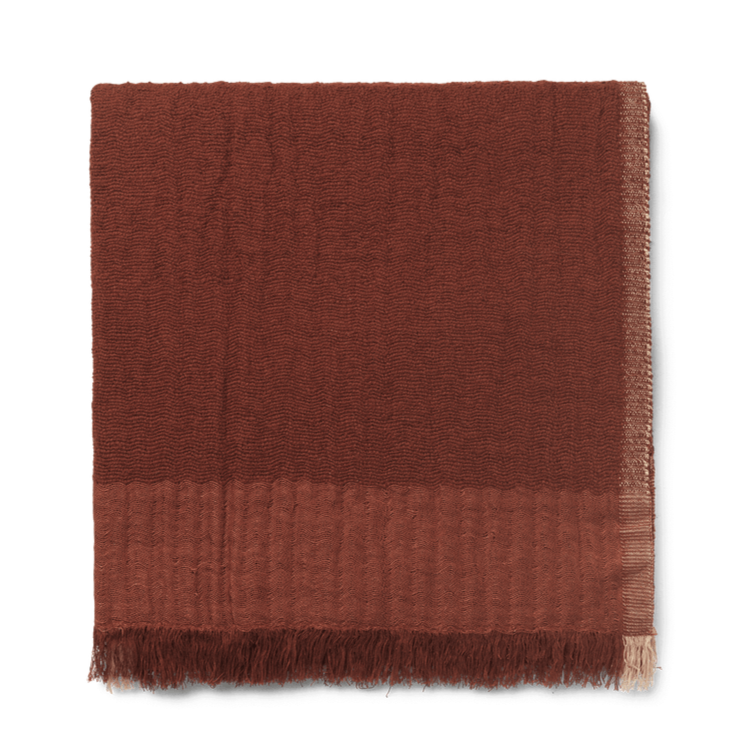 Pleddet Weaver Throw fra Ferm Living i fargen Red Brown. 