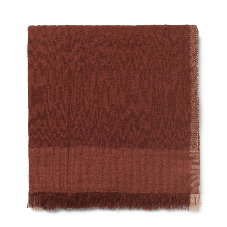 Pleddet Weaver Throw fra Ferm Living i fargen Red Brown. 