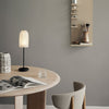Bordlampen Gry Table Lamp fra Ferm Living er en fin følgesvenn som du kan bære med deg når du trenger litt ekstra lys og varme. 