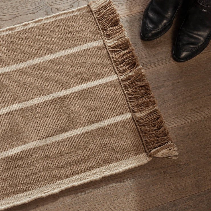 Dørmatte Calm Kelim Mat fra Ferm LIVING i fargen Dark Sand/Off-White