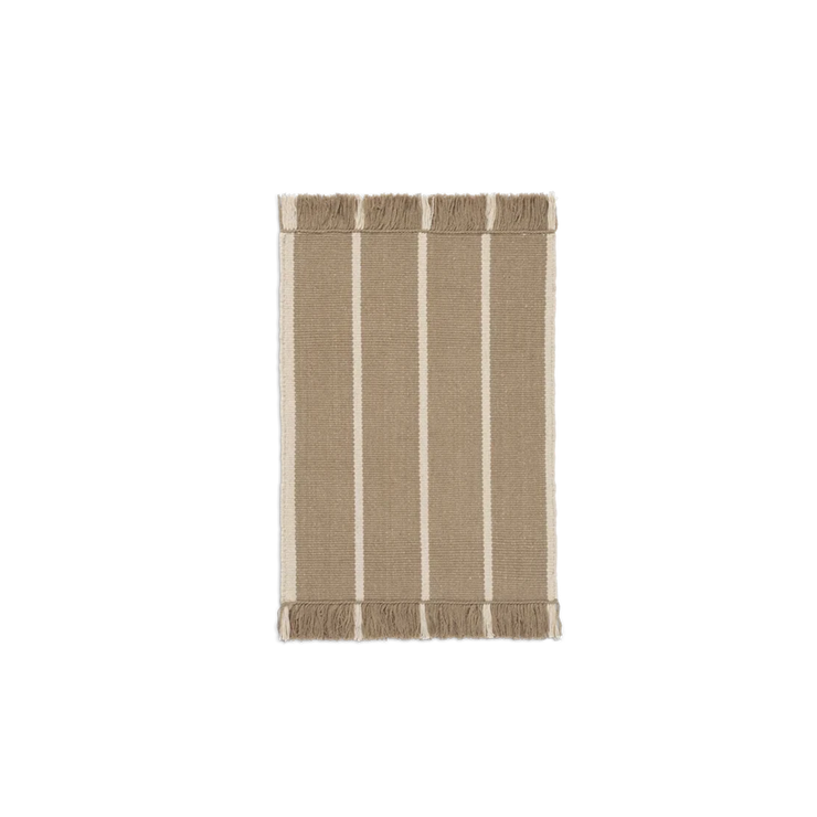 Dørmatte Calm Kelim Mat fra Ferm LIVING i fargen  Dark Sand/Off-White