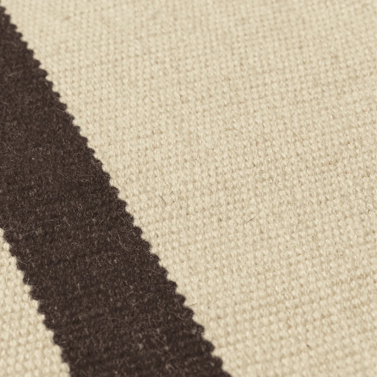 Dørmatte Calm Kelim Mat fra Ferm LIVING i fargen Coffee/Off-white, er håndlagd av 100% ull som er farget for hånd, noe som gjør hvert teppe unikt.