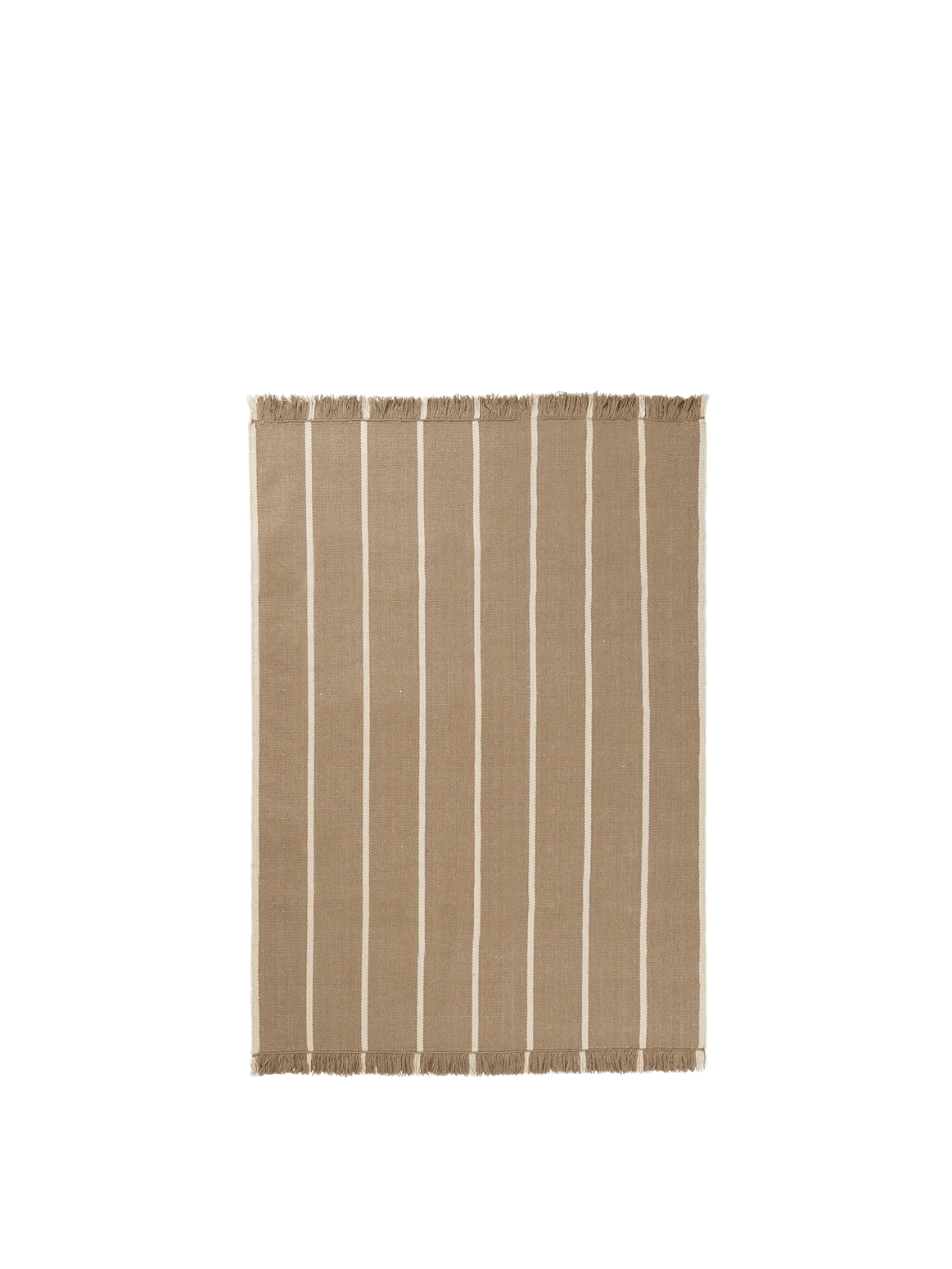 Teppe Calm Kelim Rug fra Ferm Living kombinerer tradisjonelt håndverk med moderne farger og mønstre. Her er teppe i størrelsen 140 x 200 cm, og i fargen Off-White/Dark Sand 