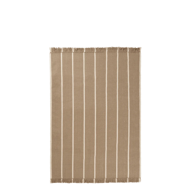 Teppe Calm Kelim Rug fra Ferm Living kombinerer tradisjonelt håndverk med moderne farger og mønstre. Her er teppe i størrelsen 140 x 200 cm, og i fargen Off-White/Dark Sand 