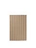 Teppe Calm Kelim Rug fra Ferm Living kombinerer tradisjonelt håndverk med moderne farger og mønstre. Her er teppe i størrelsen 140 x 200 cm, og i fargen Off-White/Dark Sand 