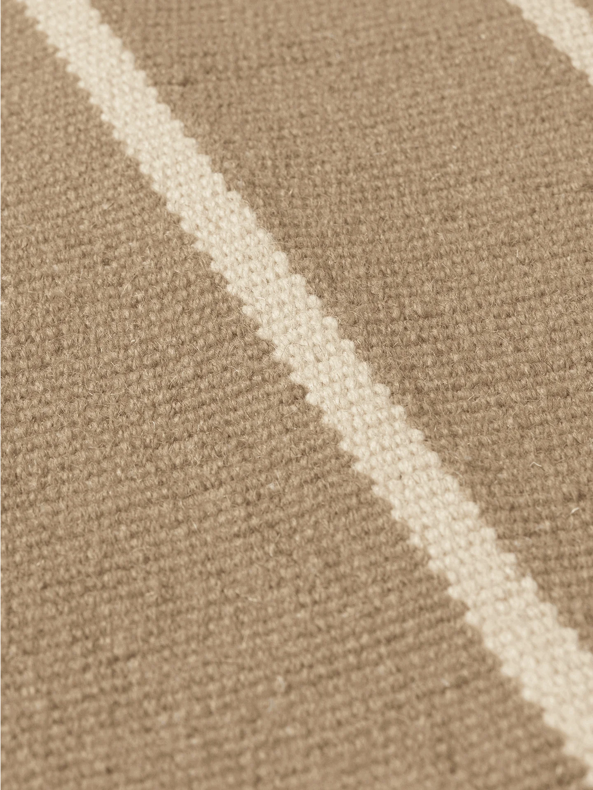 Det er håndlagde av 100% ull som er farget for hånd, noe som gjør hvert teppe unikt. Teppet i fargen Off-White/Dark Sand.
