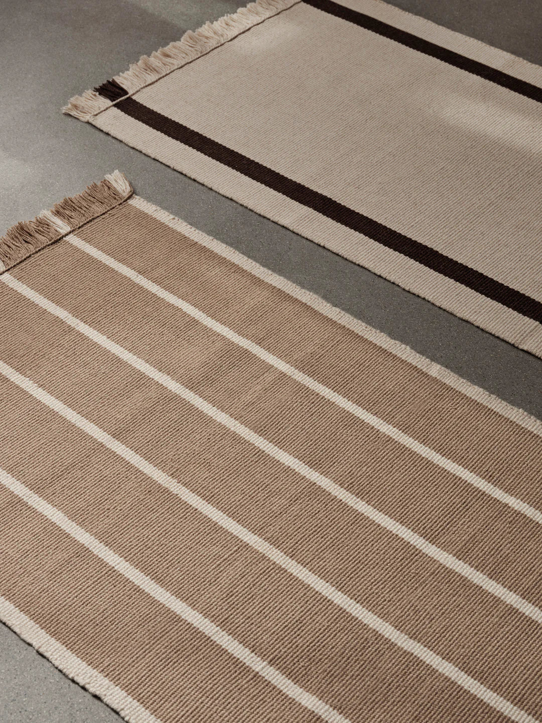 Ferm Living sine Løper Calm Kelim i fargene Off-white/Dark Sans og Off-white/Coffee
