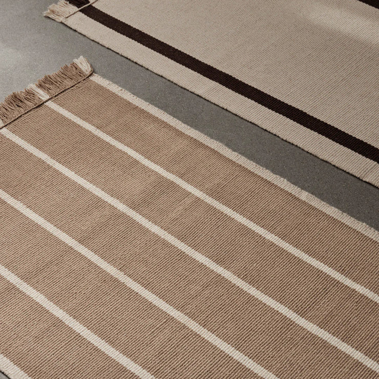 Ferm Living sine Løper Calm Kelim i fargene Off-white/Dark Sans og Off-white/Coffee