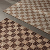 Løperen Check Wool Jute fra Ferm Living er laget av en harmonisk blanding av ull i rolige, naturlige farger og naturlig jute, skapt i et tidløst rutemønster.