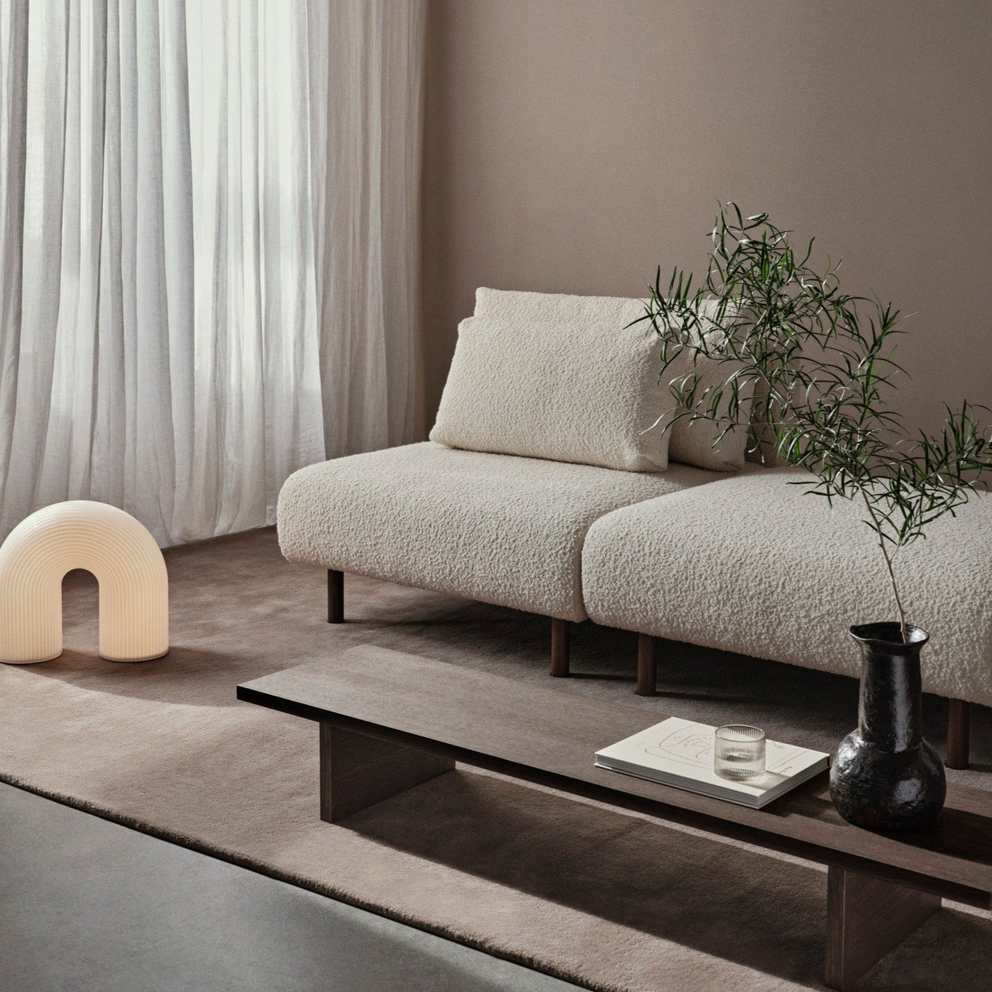 Kona Display Table fra Ferm Living kan også brukes som et smalt, avlangt sofabord.