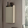 Veggskapet Sill Wall Cabinet fra Ferm Living er en dekorativ og allsidig oppbevaringsløsning. Navnet "Sill" kommer fra det franske ordet "sillon," som betyr utskårne riller, som pryder dørene til veggskapet. Dette funksjonelle veggskapet passer perfekt i hele hjemmet – fra favorittkoppene på kjøkkenet, til kjære skatter i stuen eller nøkler og andre ting i gangen.