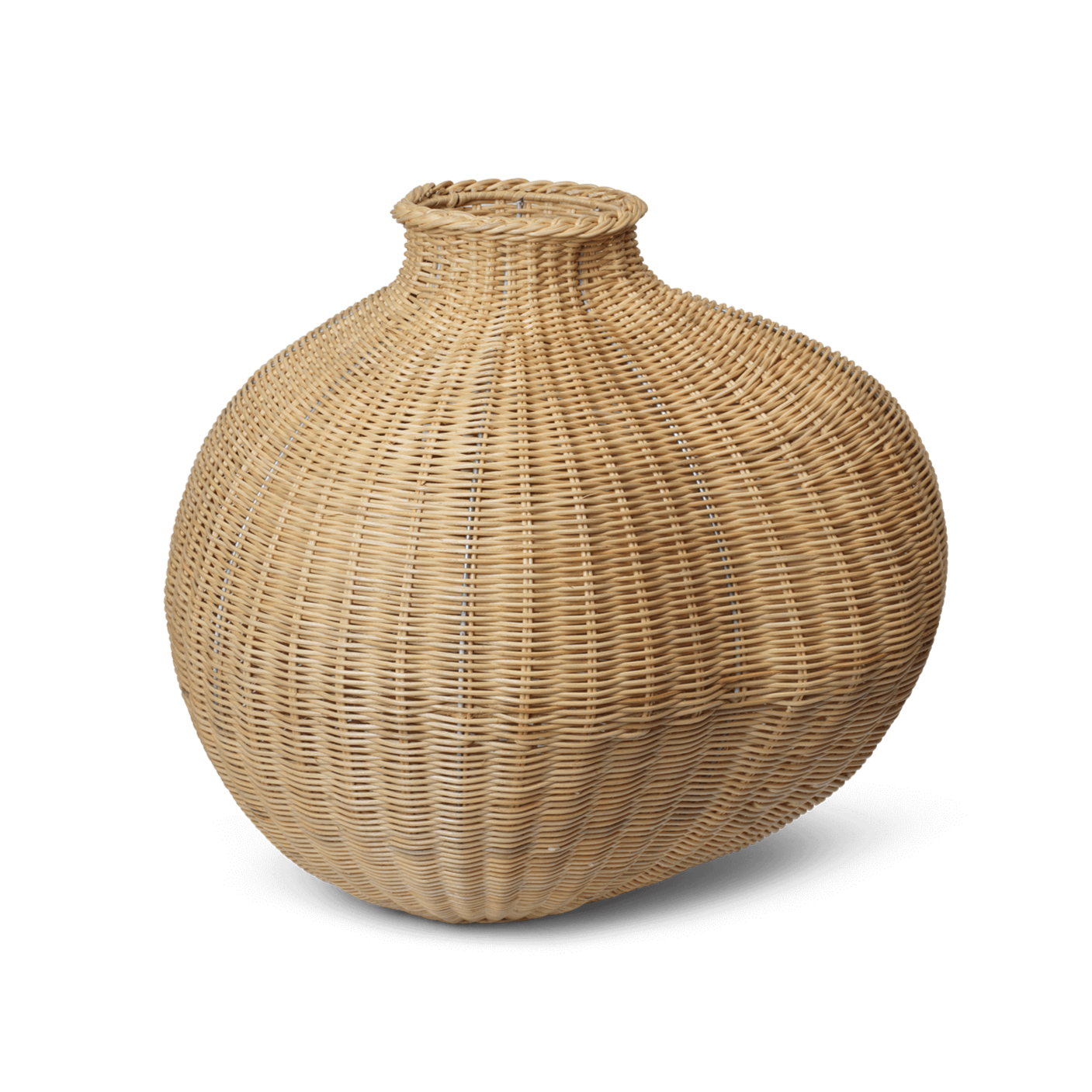 Vasen Bola Braided fra Ferm Living utforsker unike former og organiske teksturer for å tilføre ditt interiør en naturlig og elegant estetikk. 