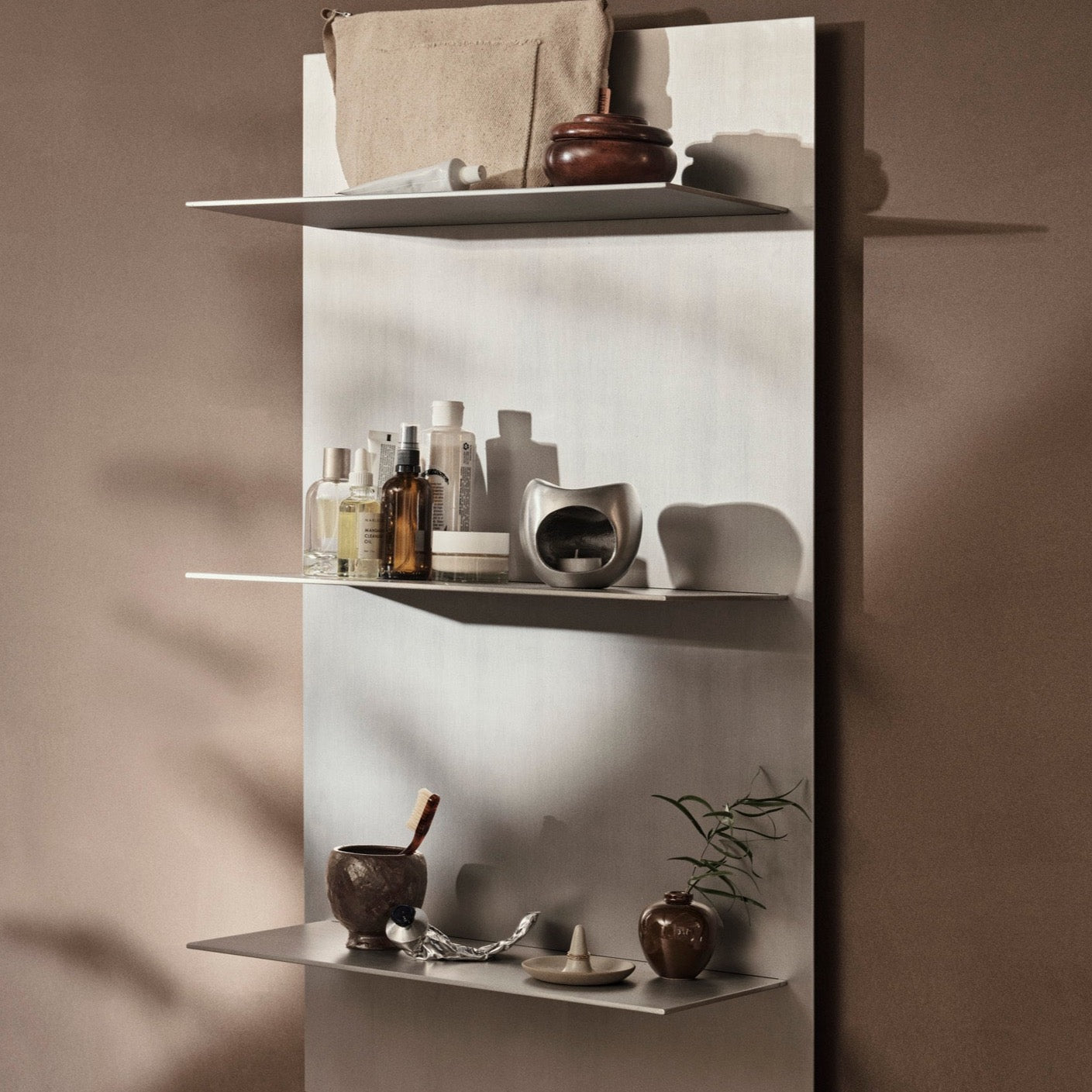 Hylle Lager Wall Shelf Triple fra Ferm Living.
