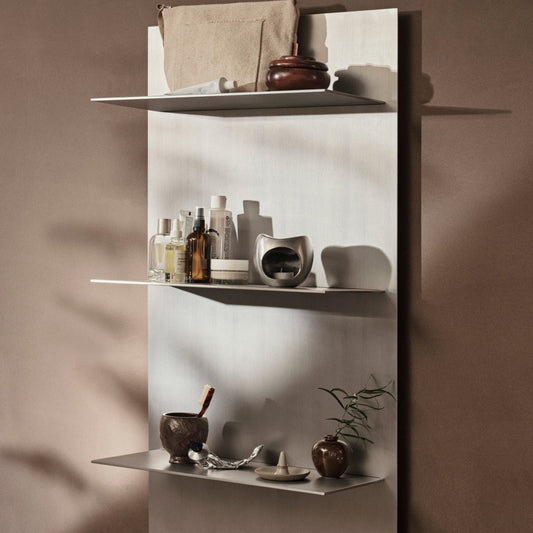 Designet til hyllen Lager Wall Shelf fra Ferm Living refererer til brutalistisk og industriell estetikk. Den er laget av aluminium og har en børstet finish.