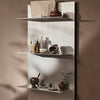 Designet til hyllen Lager Wall Shelf fra Ferm Living refererer til brutalistisk og industriell estetikk. Den er laget av aluminium og har en børstet finish.