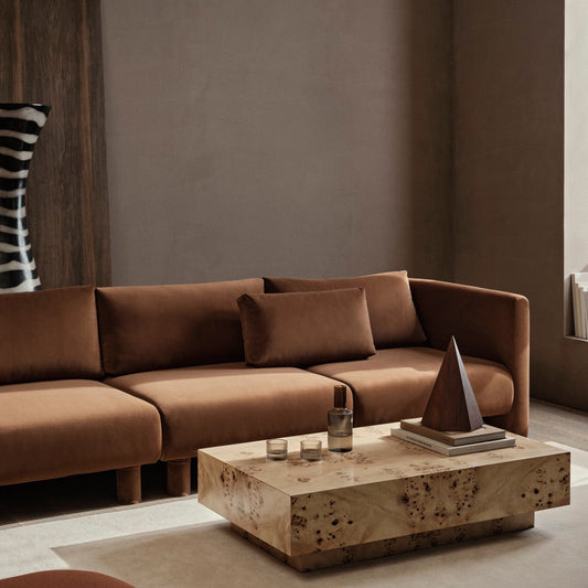 Sofabordet Burl Coffee Table fra Ferm Living bringer en dristig, men varm tilstedeværelse til hjemmet ditt. Det balanserer et robust design med elegansen og varmen til tremønsteret.