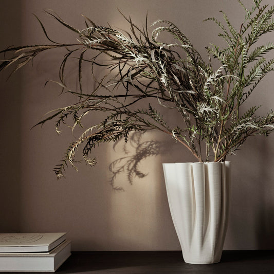 Vasens labyrintlignende topp er ikke bare estetisk tiltalende, men også funksjonell – som skapt for å arrangere blomster i en fyldig Ikebana-stil.