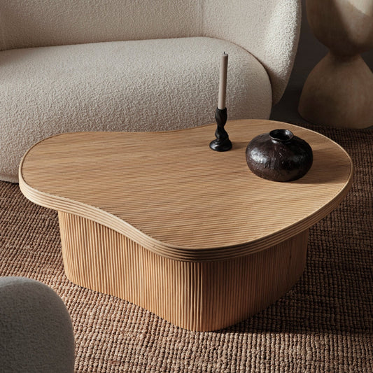 Sofabordet Isola Coffee Table fra Ferm Living har en myk og buet form som gir et organisk uttrykk. Det blir et raffinert, men likevel koselig midtpunkt i stuen din.