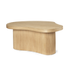 Sofabordet Isola Coffee Table fra Ferm Living gir deg en perfekt blanding av naturlig sjarm og moderne design. Den håndlagde overflaten laget av rotting tilfører en touch av organisk skjønnhet til hjemmet ditt. 