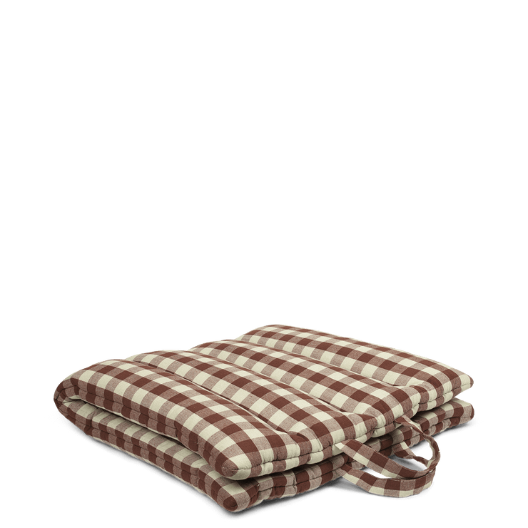 Sammenleggbar matte Bothy Check fra Ferm Living. Den kan brukes på gulvet eller på en stol for ekstra komfort.