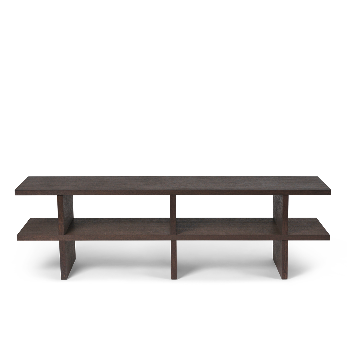 Benk Kona Bench fra Ferm Living i fargen Dark Stained
