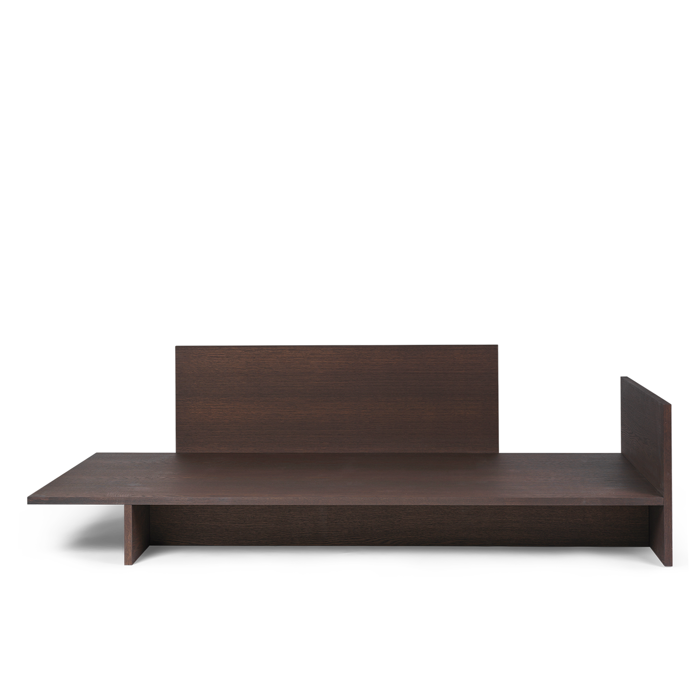 Dagseng Kona Bed i eikefiner, fra Ferm Living, i mørkbeiset utgave uten madrass.