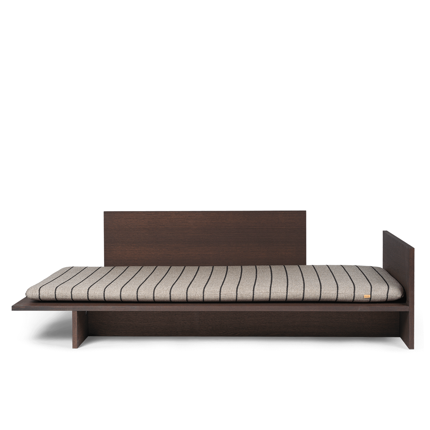 Dagseng Kona Bed i eikefiner, fra Ferm Living, i mørkbeiset utgave med madrass.