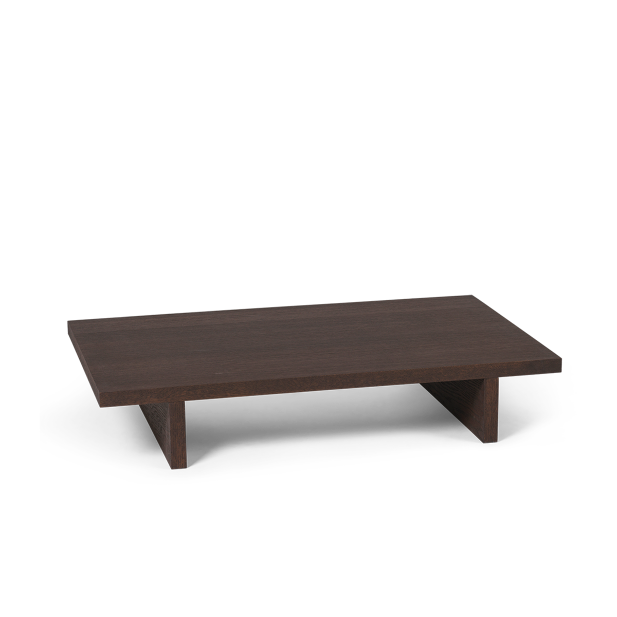 Bord Kona Low Table fra Ferm Living har en enkel og elegant konstruksjon som hever bordet like over bakken til en perfekt høyde.