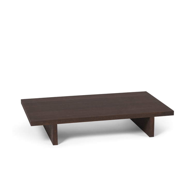 Bord Kona Low Table fra Ferm Living har en enkel og elegant konstruksjon som hever bordet like over bakken til en perfekt høyde.