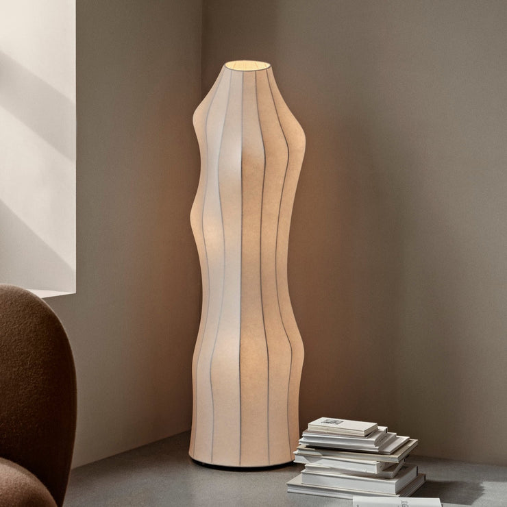 Gulvlampen Dae fra Ferm Living er inspirert av den vakre skjønnheten til kokongen til Pieridae Butterfly Chrysalis. Laget med et delikat, non-woven polymermateriale og en unik, organisk form, fungerer lampen ikke bare som en lyskilde, men også som et kunstverk.