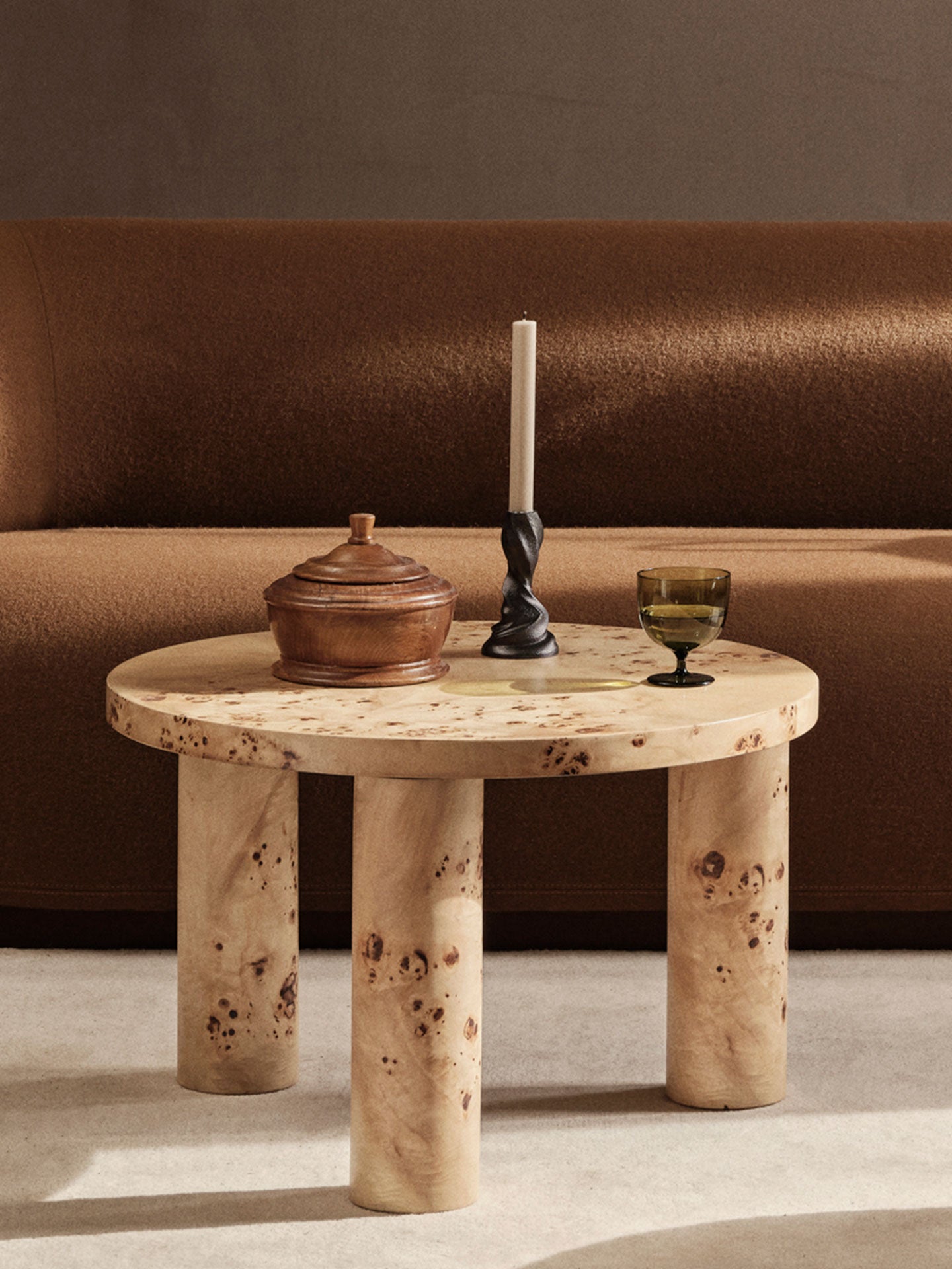 Sofabord Post Coffee Table fra Ferm Living i burl-tre