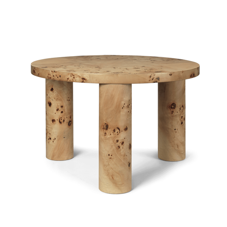 Dette unike bordet er laget av FSC™-sertifisert poppel i burl-finér og har en kjerne av MDF, som kombinerer enkle linjer med den luksuriøse strukturen til burl-tre.
