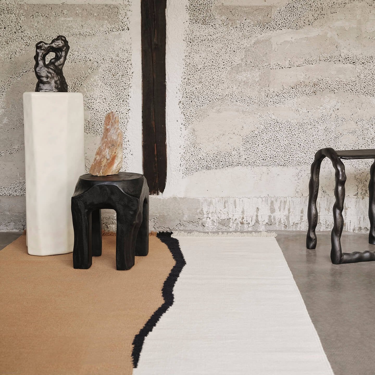 Teppet kommer i tre størrelser – velg mellom 140x200 cm, 170x240 cm og 200x300 cm. Det finnes også en løper i samme serie.