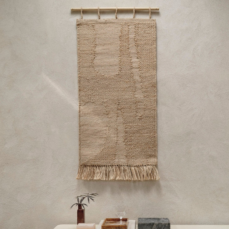 Kle veggen med et organisk og karakteristisk element som et alternativ til kunst! Veggteppet Harvest Wall Rug fra Ferm Living er et nydelig tilskudd i interiører som har naturmaterialer i fokus. 