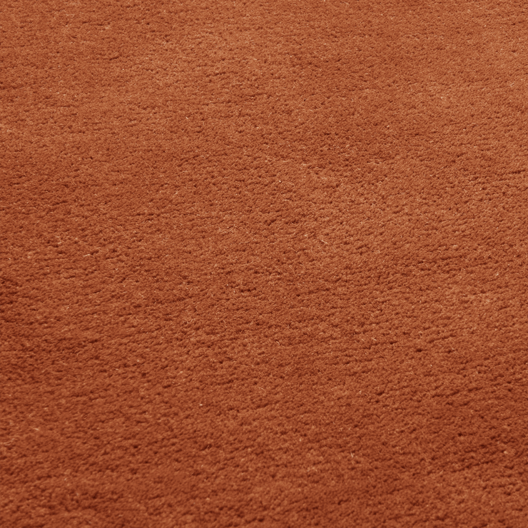 Teppe Stille Tufted Rug fra Ferm Living i fargen Red Brown