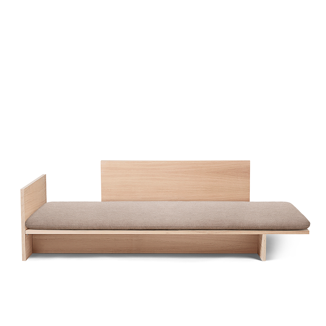 Dagseng Kona i naturfarget eik med madrass trukket i tekstilet Soft Bouclé – et beige bouclétekstil i fargen Natural.