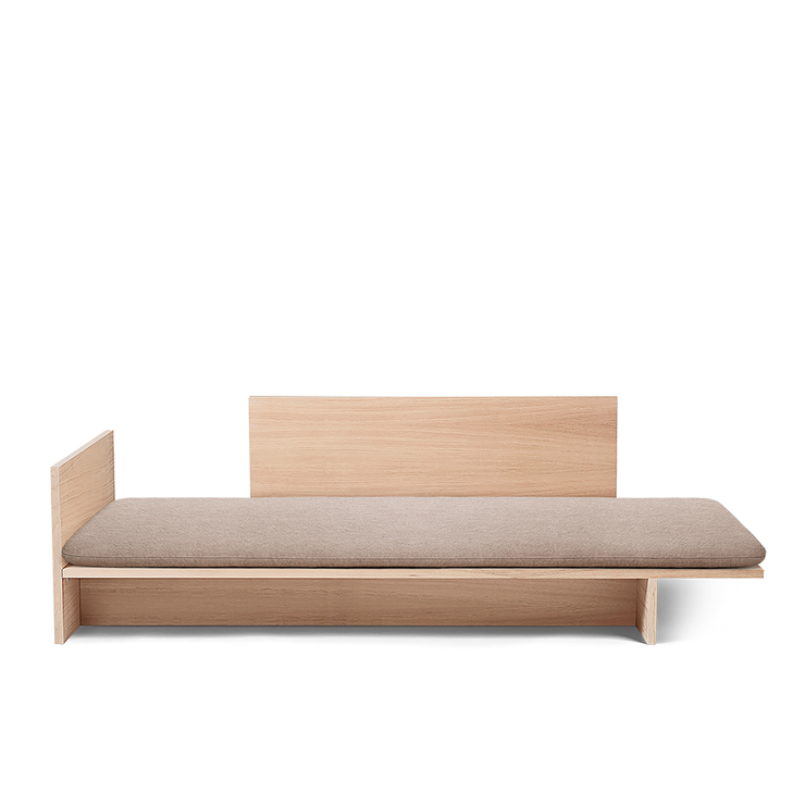 Dagseng Kona i naturfarget eik med madrass trukket i tekstilet Soft Bouclé – et beige bouclétekstil i fargen Natural.