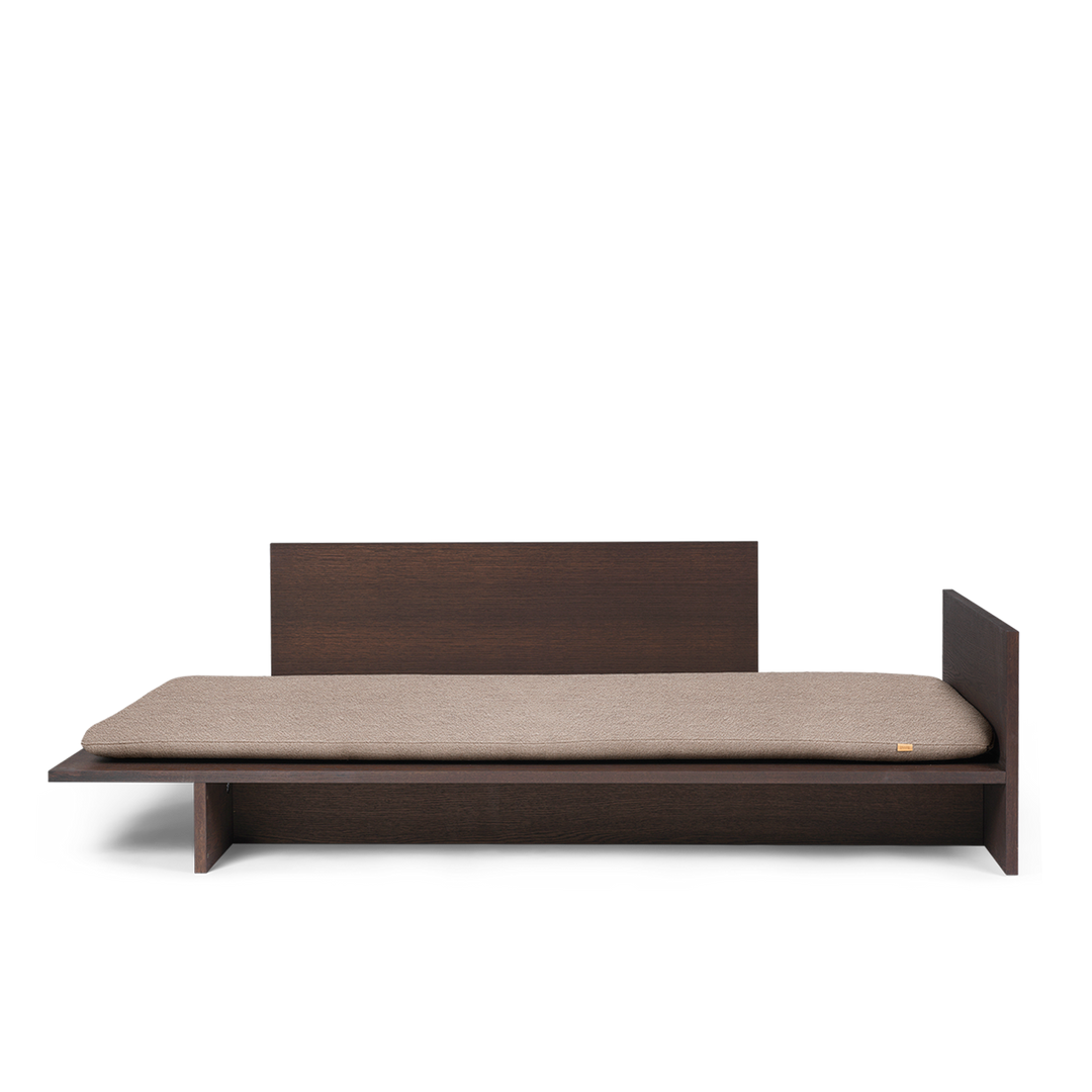 Dagseng Kona i mørkbeiset eik med madrass trukket i tekstilet Soft Bouclé – et beige bouclétekstil i fargen Natural.
