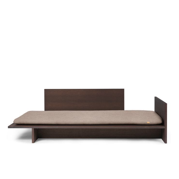 Dagseng Kona i mørkbeiset eik med madrass trukket i tekstilet Soft Bouclé – et beige bouclétekstil i fargen Natural.
