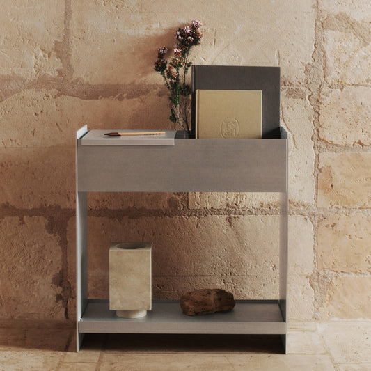 Kule oppbevaringsmøbler i stilrent, børstet aluminium kan tilføre rommet litt 'edge' – og det er alltid gøy! Ferm Living sin velkjente «Plant Box», som i utgangspunktet er en plantekasse med en tilhørende hylle, er like fin å bruke til oppbevaring og utstillingsplass for bøker og småting, som til planter, enten det er på kjøkkenet, i gangen, stuen eller på hjemmekontoret.