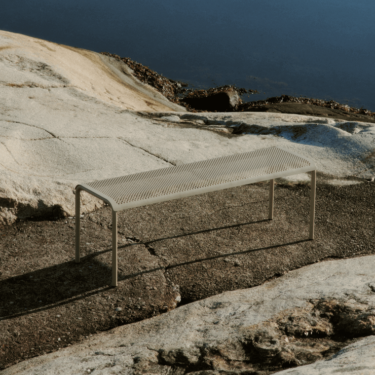 Benk Dapple Bench fra Ferm Living i Cashmere/beige.