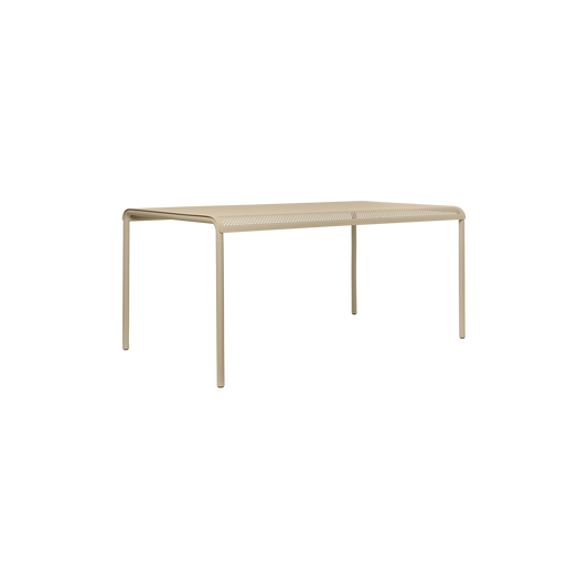 Spisebord Dapple Dining Table 160x90 cm fra Ferm Living er et solid og elegant spisebord som kler mange typer stiler og uteplasser, og det er spesielt fint i kombinasjon med sittemøblene i samme serie.