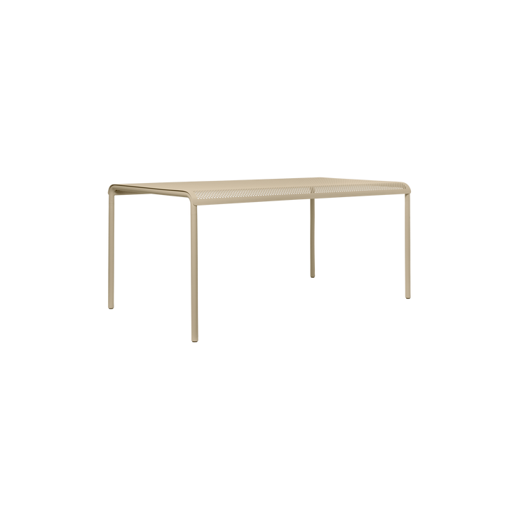 Spisebord Dapple Dining Table 160x90 cm fra Ferm Living er et solid og elegant spisebord som kler mange typer stiler og uteplasser, og det er spesielt fint i kombinasjon med sittemøblene i samme serie.
